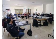 Sesión de certificación Yellow Belt con equipo de producción — Instituto Superant®, +20,000 certificados en Latinoamérica.