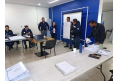 Sesión de certificación Yellow Belt con equipo de producción — Instituto Superant®, +20,000 certificados en Latinoamérica.